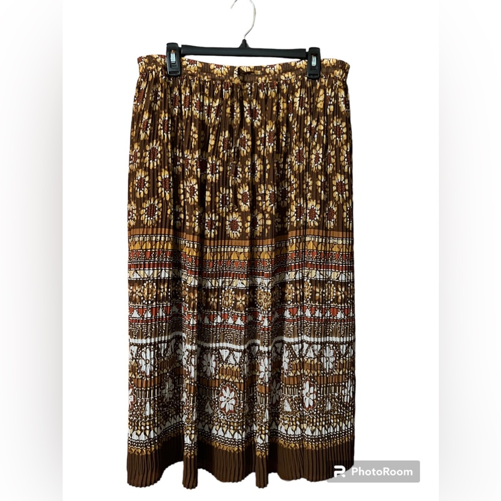 Long pleated skirt